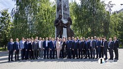 В День ветеранов боевых действий в Челябинске возложили цветы на Алее Славы