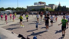 Челябинцы с утра вместе прыгают на скакалке в центре города