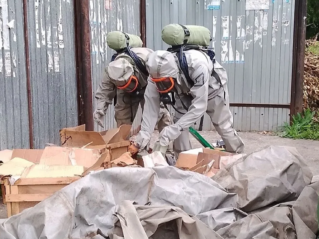 На мусорной площадке в Челябинске нашли химикаты