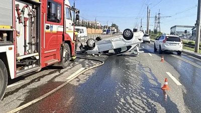ДТП с опрокидыванием спровоцировало пробку на Свердловском тракте в Челябинске