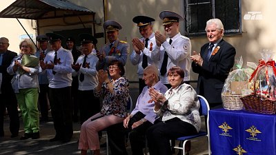 Южноуральские полицейские поздравили постояльцев геронтологического центра с Днем Победы