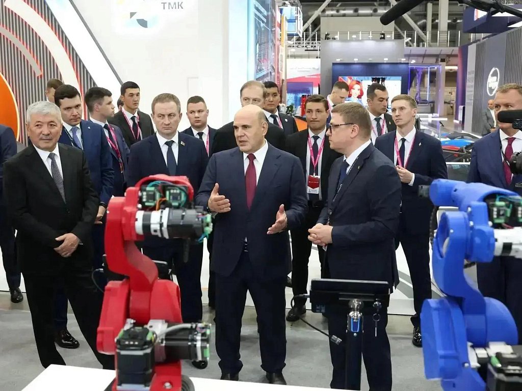 Михаил Мишустин посетил стенд Челябинской области на «Иннопроме‑2026»
