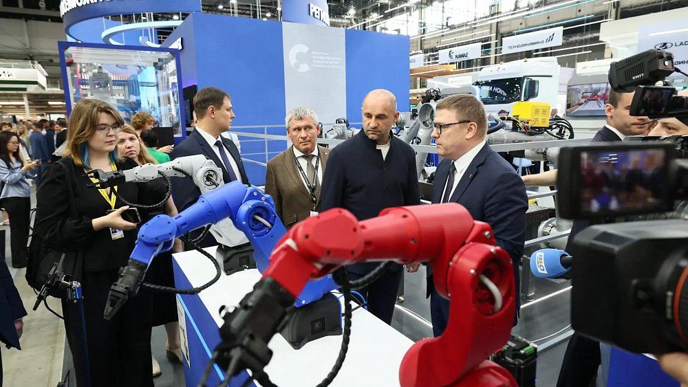 Артем Жога оценил разработки Челябинской области на «Иннопроме‑2026»