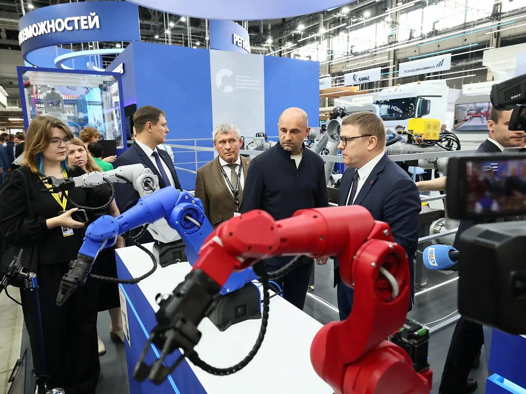 Артем Жога оценил разработки Челябинской области на «Иннопроме‑2026»