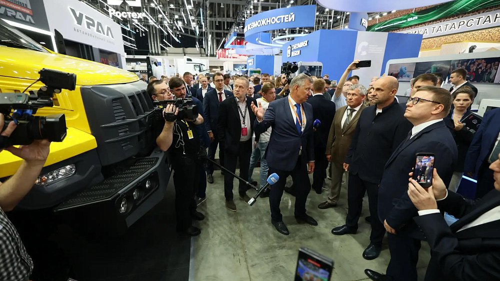 Артему Жоге показали новый автомобиль от миасского завода