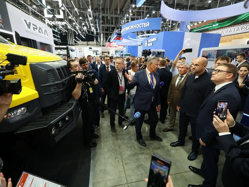 Артему Жоге показали новый автомобиль от миасского завода