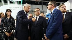 Алексей Текслер оценил цифровые и ИИ‑решения Сбера на выставке «Иннопром‑2026»