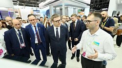 Алексей Текслер оценил цифровые и ИИ‑решения Сбера на выставке «Иннопром‑2026»