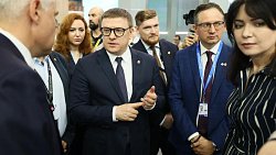 Алексей Текслер оценил цифровые и ИИ‑решения Сбера на выставке «Иннопром‑2026»