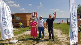 Производитель алюминиевых банок благоустроил пляж на озере Аргаяш
