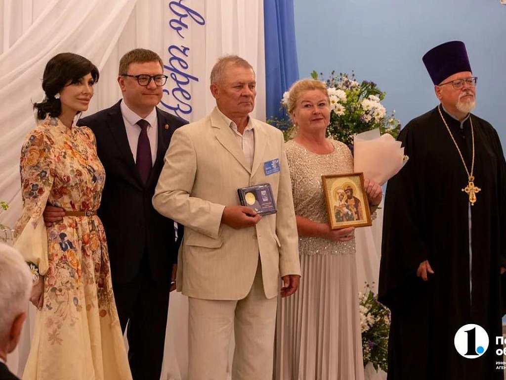 В День семьи Алексей Текслер вручил медали супругам с «золотым» стажем