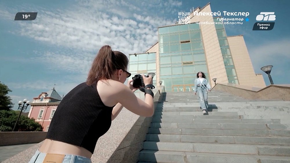Фотосессия на фоне Исторического музея в рубрике «Улыбнитесь! Вас снимают!»