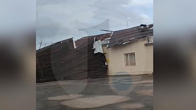В Карталах шквалистый ветер сорвал крыши с домов и повалил деревья