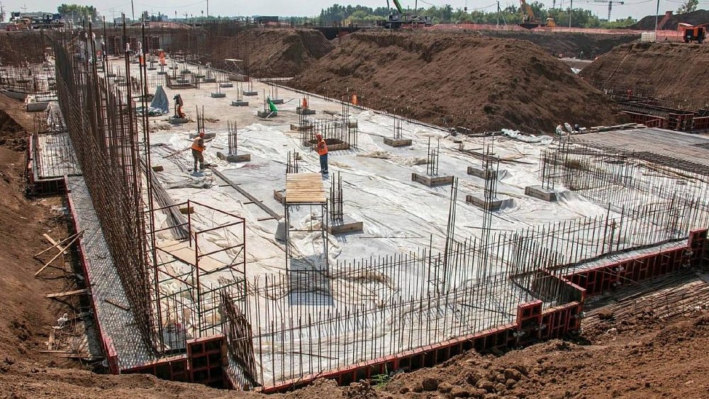 На стройке медцентра в Магнитогорске бетонируют фундамент