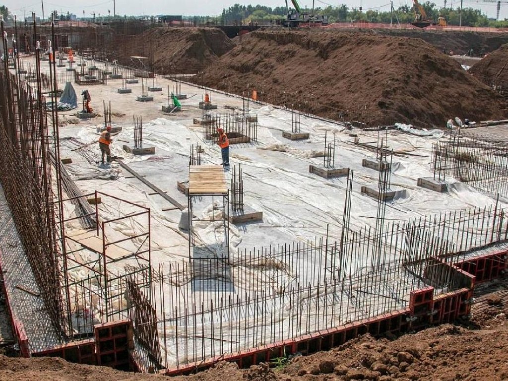 На стройке медцентра в Магнитогорске бетонируют фундамент