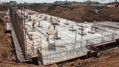 На стройке медцентра в Магнитогорске бетонируют фундамент