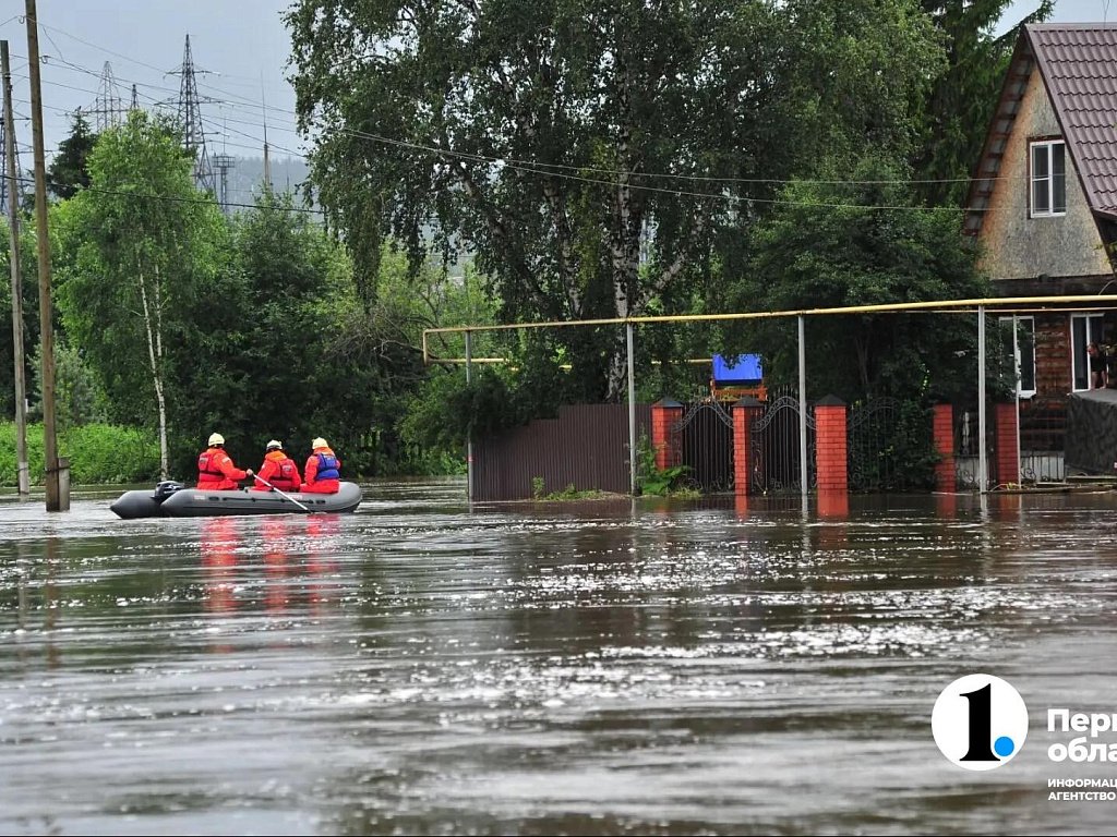В Верхнем Уфалее из‑за дождей реки подтопили частный сектор