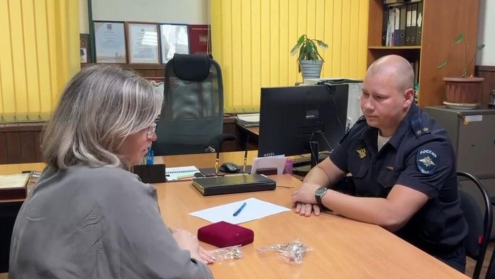 Полицейские вернули челябинке похищенные украшения на 1,5 млн рублей