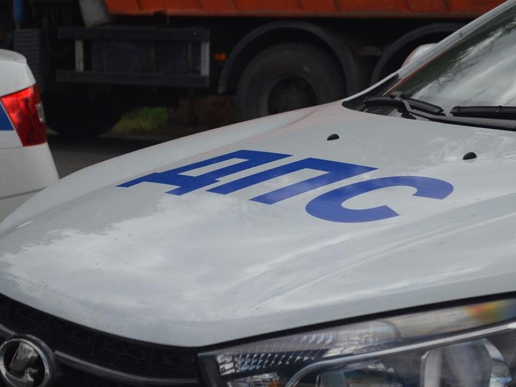 Полиция обеспечивает порядок в местах скопления автомобилей у АЗС