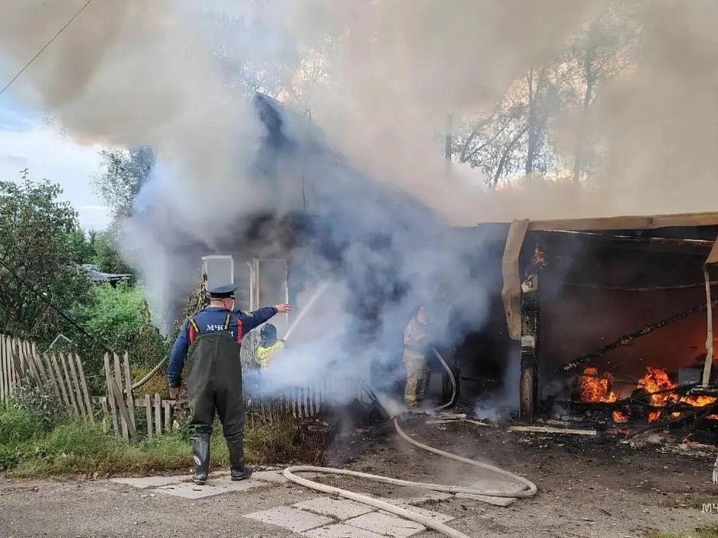 В Верхнем Уфалее трое парней спасли женщину из горящего дома