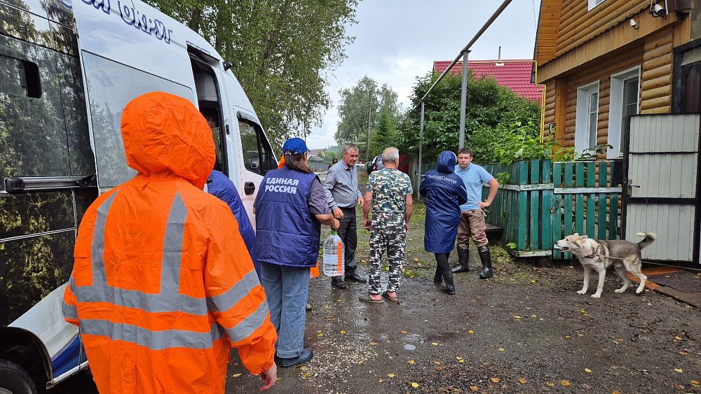 В Верхнем Уфалее продолжают откачивать воду из подтопленных подвалов