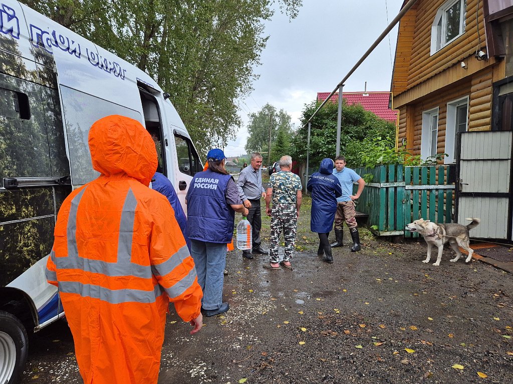 В Верхнем Уфалее продолжают откачивать воду из подтопленных подвалов