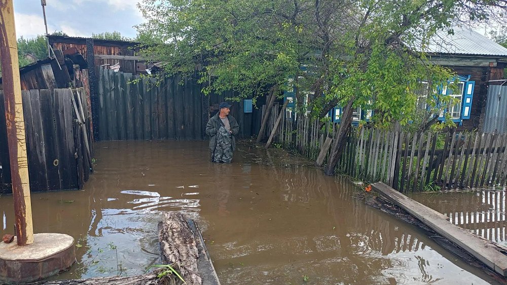 В пригороде Челябинска после двух часов сильного ливня затопило поселок у реки