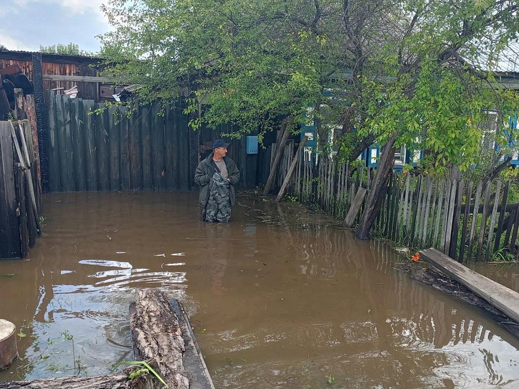 В пригороде Челябинска после двух часов сильного ливня затопило поселок у реки