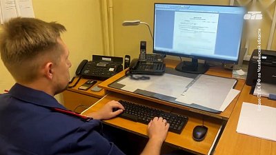 В Челябинске 17-летний парень пытался поджечь полицейскую машину