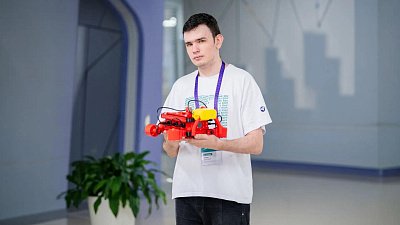 Школьник из Челябинска учит подводных роботов убирать мусор в Черном море