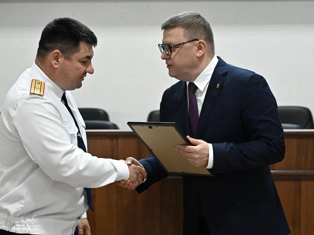 Алексей Текслер поздравил южноуральских следователей с профессиональным праздником и вручил награды