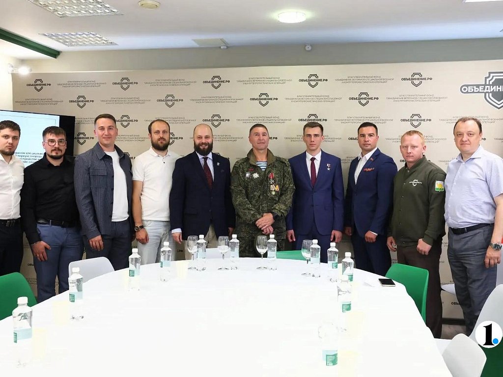 Владислав Головин обсудил поддержку бойцов с выпускниками программы «Герои Южного Урала»
