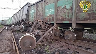 Часть грузового поезда сошла с рельсов в Магнитогорске