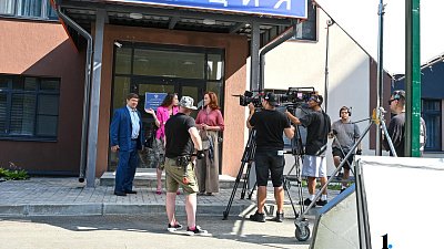 Детсад превратили в полицию для сериала «Челябинский раджа» с Дмитрием Брекоткиным