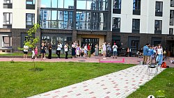 Детсад превратили в полицию для сериала «Челябинский раджа» с Дмитрием Брекоткиным
