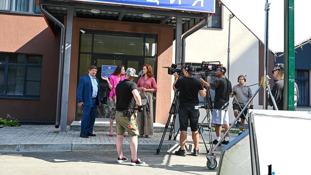 Детсад превратили в полицию для сериала «Челябинский раджа» с Дмитрием Брекоткиным