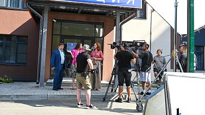 Детсад превратили в полицию для сериала «Челябинский раджа» с Дмитрием Брекоткиным