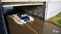 Челябинские водители штурмуют затопленную дорогу под мостом на Северо‑Крымской