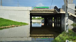 Челябинские водители штурмуют затопленную дорогу под мостом на Северо‑Крымской
