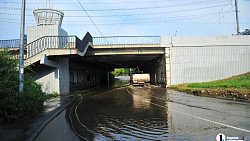 Челябинские водители штурмуют затопленную дорогу под мостом на Северо‑Крымской