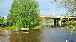 Челябинские водители штурмуют затопленную дорогу под мостом на Северо‑Крымской
