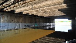 Челябинские водители штурмуют затопленную дорогу под мостом на Северо‑Крымской