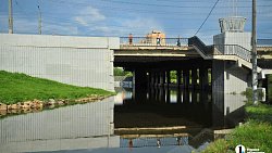 Челябинские водители штурмуют затопленную дорогу под мостом на Северо‑Крымской