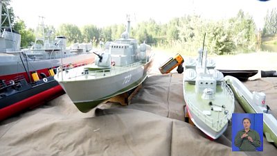 Копейчанин делает детальные модели кораблей