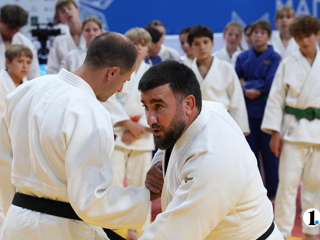 Олимпийский чемпион по дзюдо Мансур Исаев дал урок юным борцам в Магнитогорске
