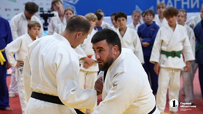 Олимпийский чемпион по дзюдо Мансур Исаев дал урок юным борцам в Магнитогорске
