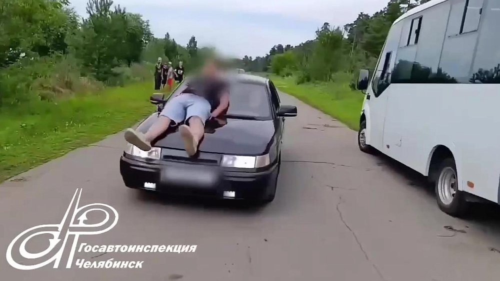 В Челябинске оштрафовали автомобилиста-бесправника, прокатившего пассажира на капоте