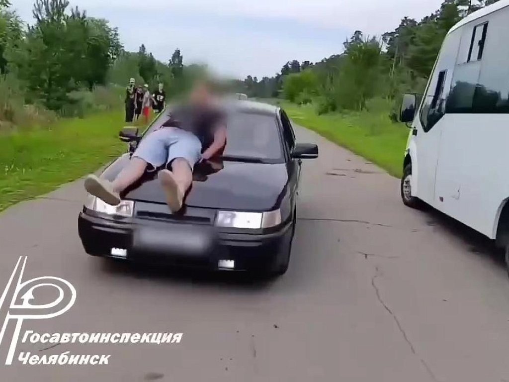 В Челябинске оштрафовали автомобилиста-бесправника, прокатившего пассажира на капоте