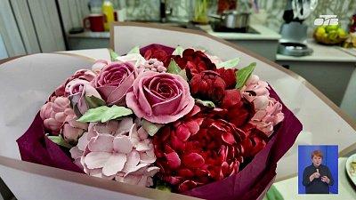 Жительница Копейска делает цветы из зефира