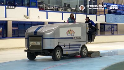 Прокатимся на ледоуборочном комбайне в сюжете «Заливка льда в Уральской Молнии»